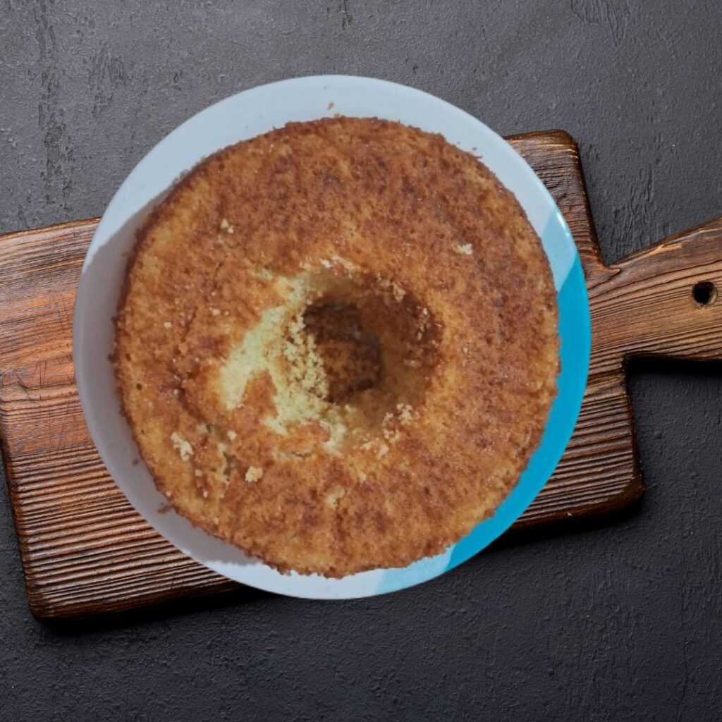 Uma fatia de carinho em cada pedaço! Nosso bolo de coalhada é macio, leve e irresistível, perfeito para acompanhar seu café. 